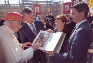 Pápež dostal slovenskú Bibliu 