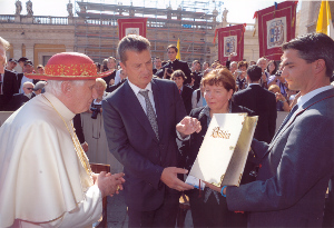 Pápež dostal slovenskú Bibliu 