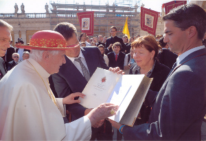 Pápež dostal slovenskú Bibliu